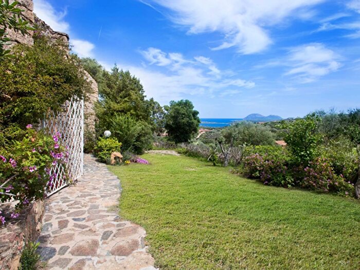 Casa con 10 locali in vendita in Località Milmegghio, Olbia