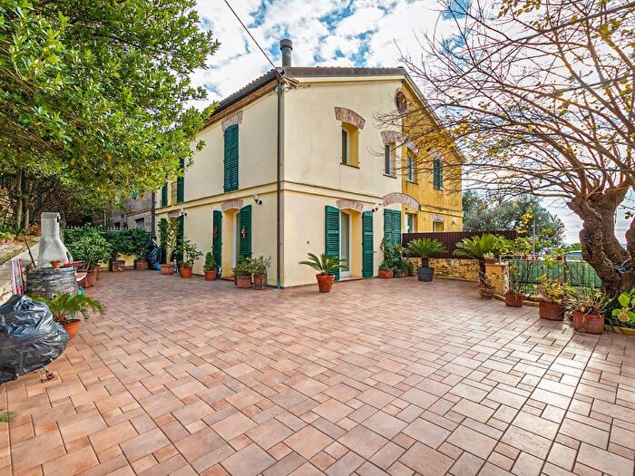 Casa quadrilocale in vendita in Via Umberto Trevi, Brecce Bianche, Ancona