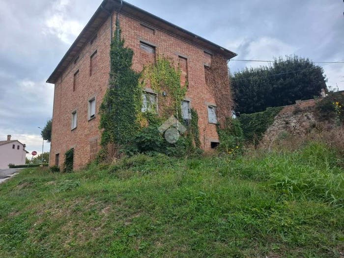 Casa quadrilocale in vendita in LARGO ARADAM, Centro, Montecastrilli