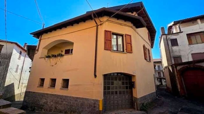 Casa quadrilocale in vendita in Via Indipendenza, Gemonio