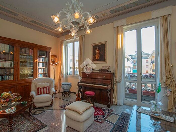 Appartamento con 5 locali in vendita in Via Antonio Fogazzaro, Centro, Loano
