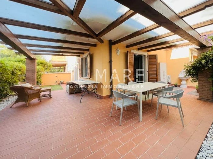 Casa con 6 locali in vendita in Via Empoli, Marina di Massa Centro, Massa