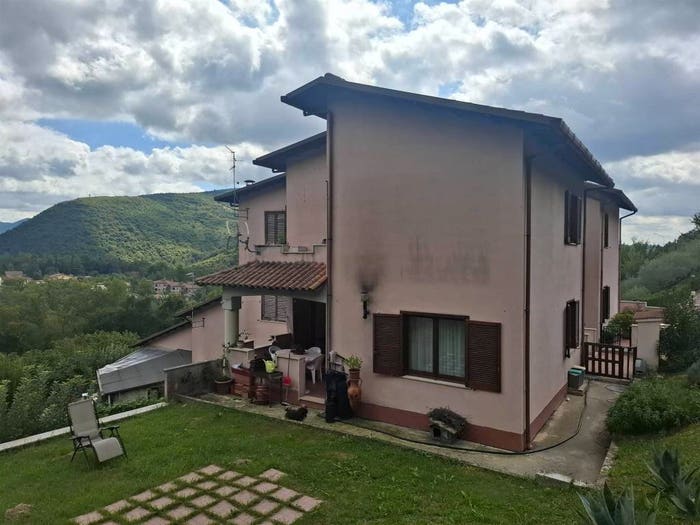 Casa con 6 locali in vendita in Nocera Umbra