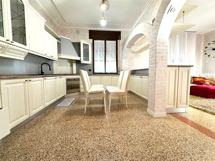 Appartamento con 6 locali in vendita in Via Principe Amedeo, Semicentro, Este