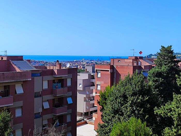 Appartamento con 6 locali in vendita in Via Giuseppe Ungaretti, Le Grazie, Ancona