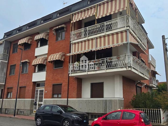 Appartamento trilocale in vendita in via Lombardore, Centro, Leinì