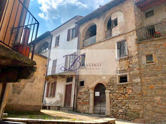Casa con 5 locali in vendita in Cuasso Al Monte