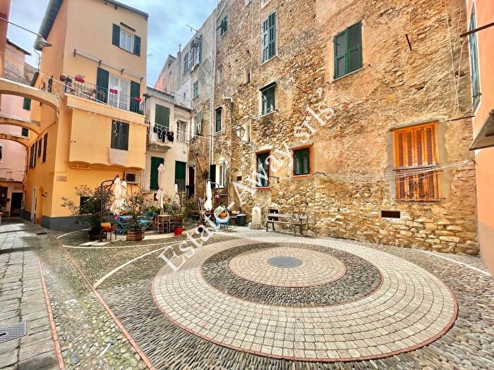 Appartamento quadrilocale in vendita in Via Dritta, Centro Storico Sant'Ampelio, Bordighera