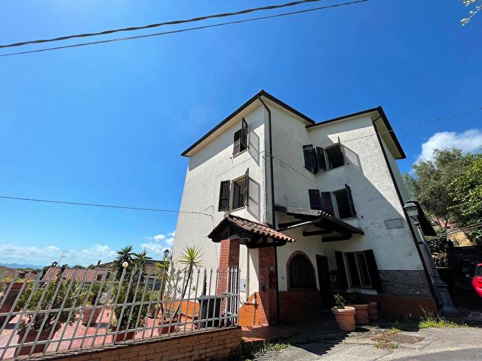 Casa con 12 locali in vendita in Via Giuseppe Mazzini, Tuoro Sul Trasimeno