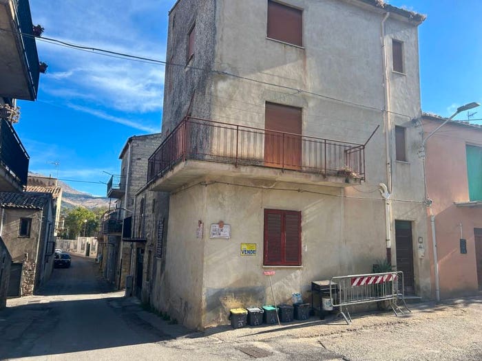 Casa con 6 locali in vendita in Via Guglielmo Marconi, Centro, Castellana Sicula