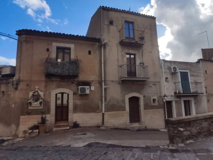 Casa con 6 locali in vendita in Via Lombardo, Centro, Caltagirone