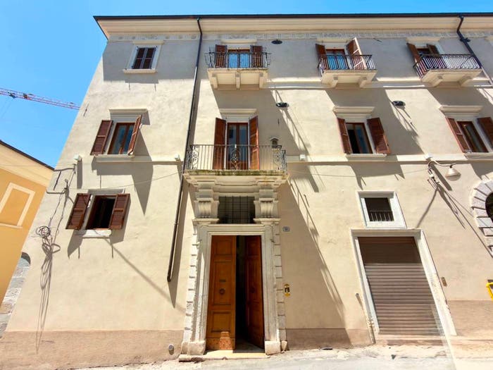 Appartamento con 6 locali in vendita in Via dell'Arcivescovado, Duomo Fontana Luminosa, L'Aquila