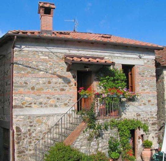 Casa trilocale in vendita in Via Orturano, Bagnone