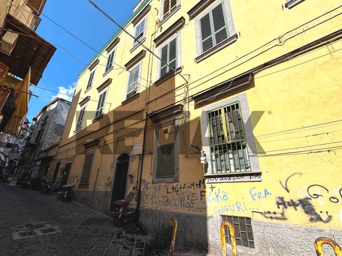 Appartamento con 6 locali in vendita in Via del Serbatoio allo Scudillo, Stella Materdei, Napoli