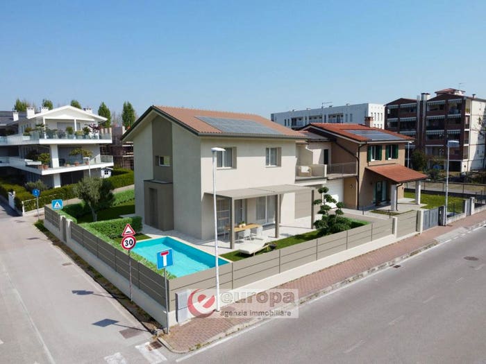 Casa con 6 locali in vendita in Via Martiri della Foibe, Centro, Monticello Conte Otto