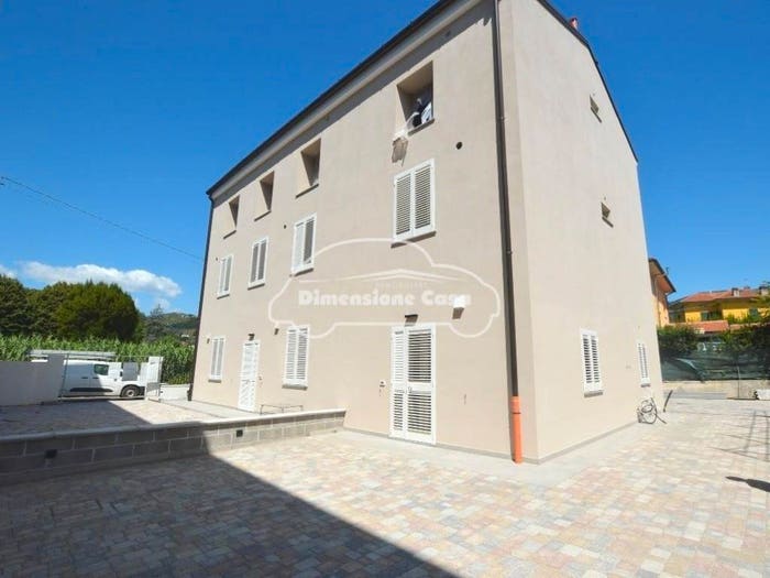 Casa quadrilocale in vendita in Piazza Del Popolo, Ponte a Moriano, Lucca