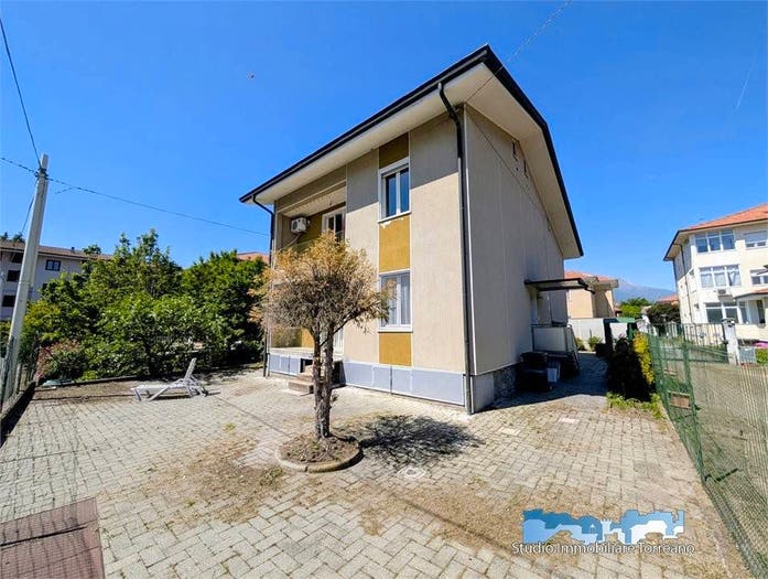 Casa con 6 locali in vendita in Via Adamello, Ivrea