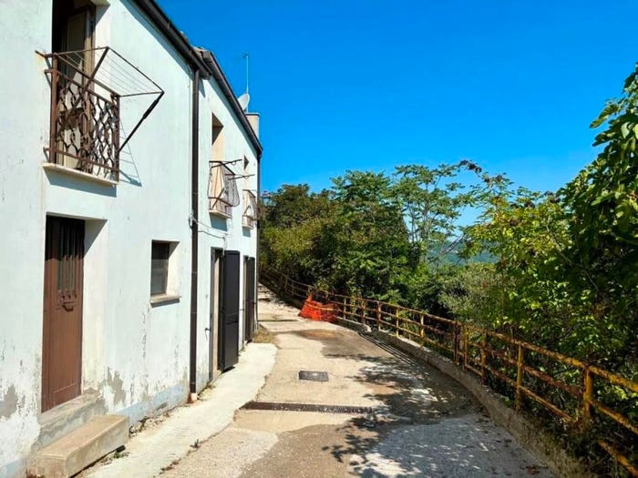 Casa con 6 locali in vendita in Via Castello, Montemitro