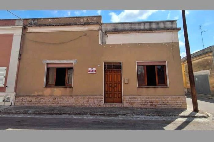 Casa con 6 locali in vendita in Via Trento, Calimera