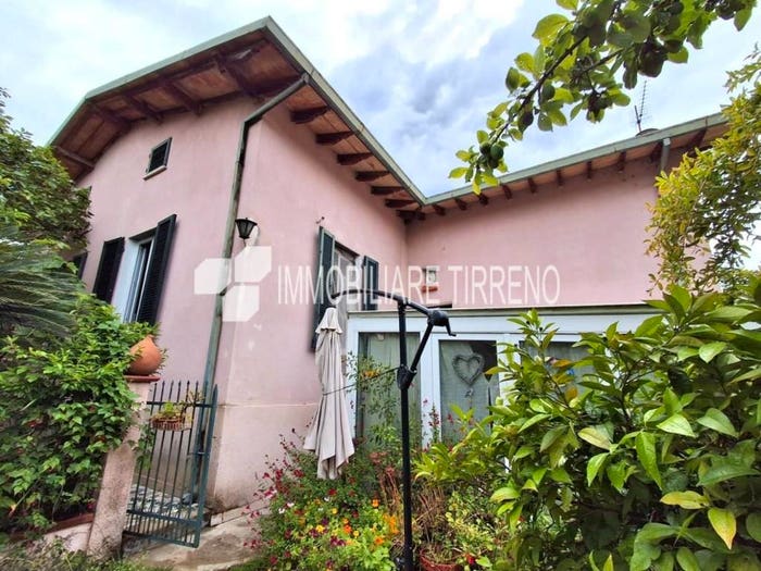 Casa con 5 locali in vendita in Via Lazzaro Spallanzani, Centro, Massa