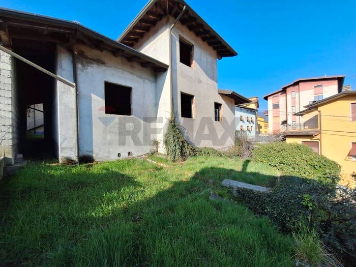 Casa con 6 locali in vendita in Pianico