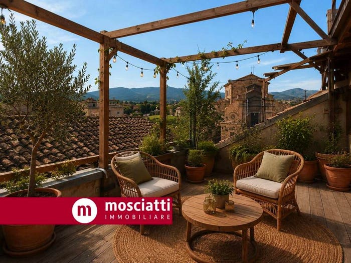 Casa con 6 locali in vendita in Spiazzo Beata Mattia, Centro, Matelica