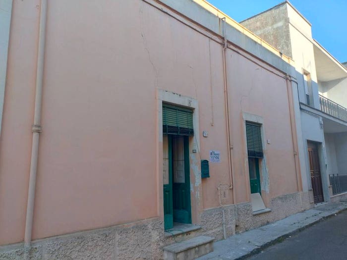 Appartamento con 6 locali in vendita in Via Guglielmo Oberdan, Centro, Guagnano