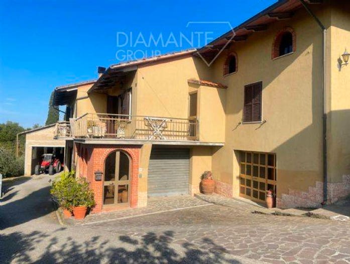 Casa con 6 locali in vendita in Chiusi