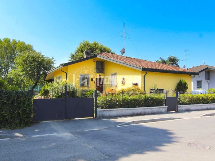 Casa con 6 locali in vendita in Via C Armellini, Pantigliate