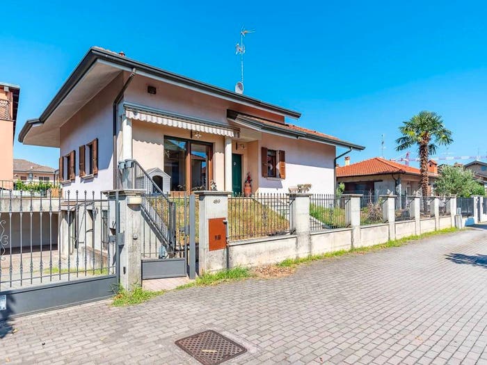 Casa quadrilocale in vendita in Via Lazio, Centro, Lainate