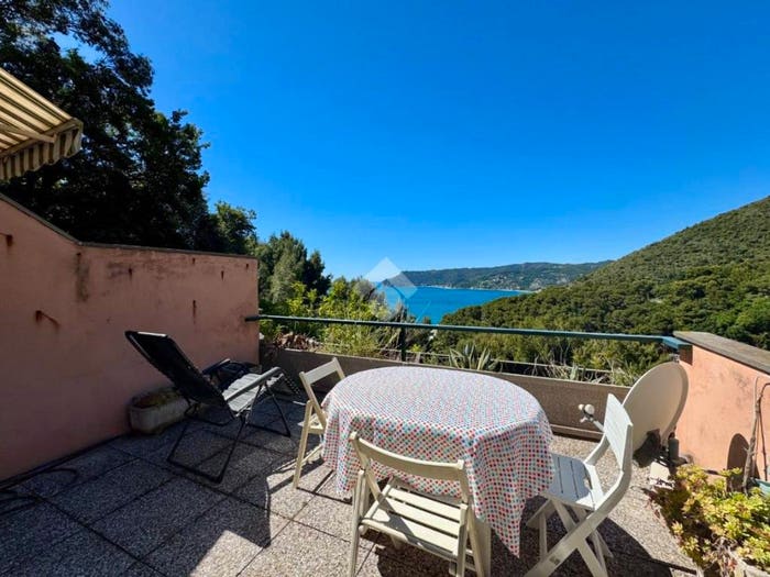 Appartamento quadrilocale in vendita in Via del Caprifoglio, Bergeggi