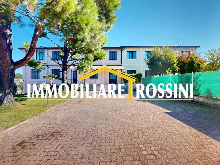Casa con 6 locali in vendita in Via Guglielmo Marconi, Centro, Gazzada Schianno