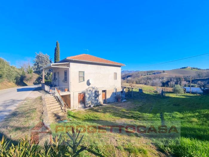 Casa con 6 locali in vendita in Offida