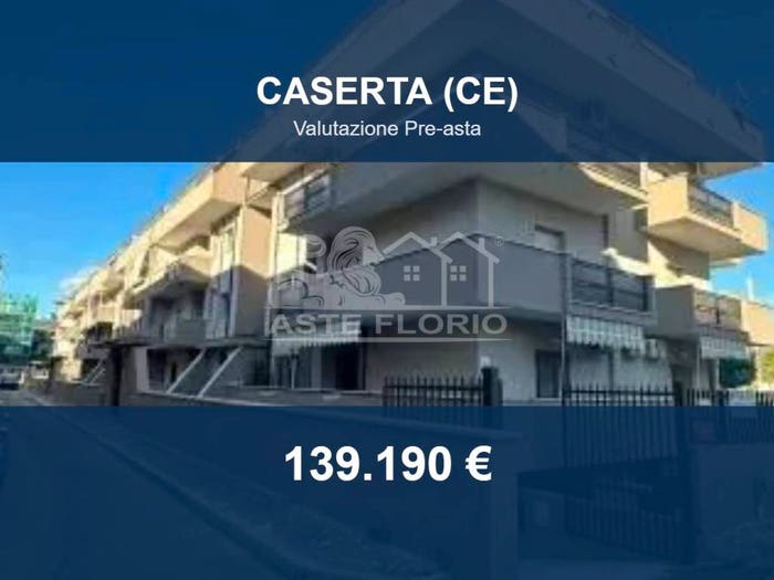 Appartamento con 6 locali in vendita in Vicolo Davide Ancillotto, Centro, Caserta