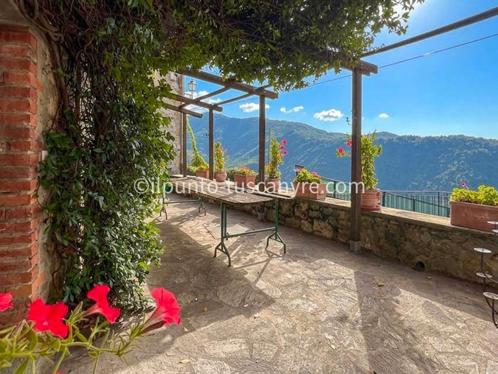 Casa con 6 locali in vendita in Via del Saltello, Barga