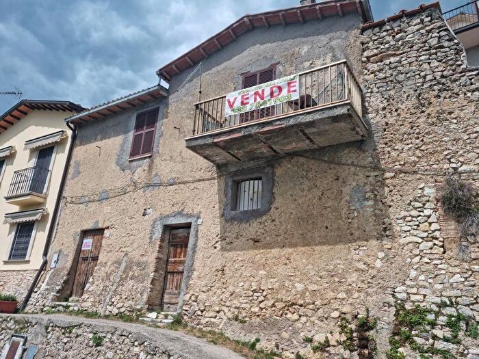 Appartamento trilocale in vendita in Via degli Archi, Salisano