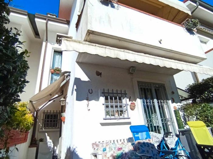 Casa con 5 locali in vendita in via Stradella, Ronchi Poveromo, Massa