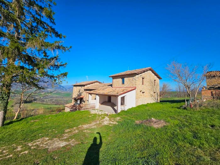 Casa con 6 locali in vendita in Camerino