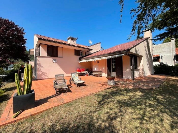 Casa con 6 locali in vendita in Corso Luigi Einaudi, Cortemilia