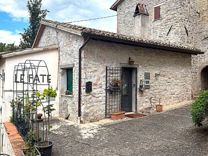 Appartamento con 6 locali in vendita in Via Giuseppe Garibaldi, Centro, Sellano