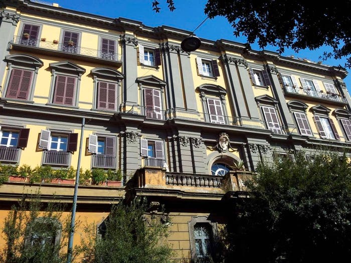 Casa quadrilocale in vendita in via Santa Teresa degli Scalzi, Sanità, Napoli