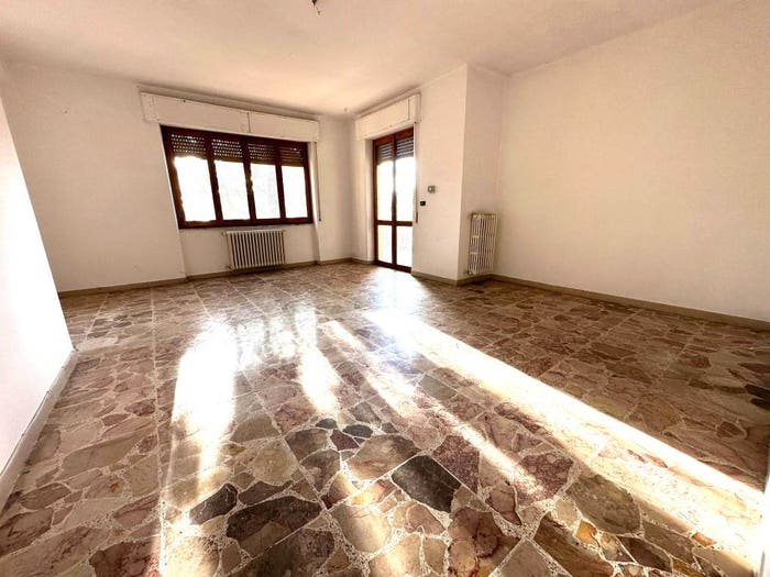 Appartamento con 6 locali in vendita in Via Peppino Catte, Centro, Nuoro