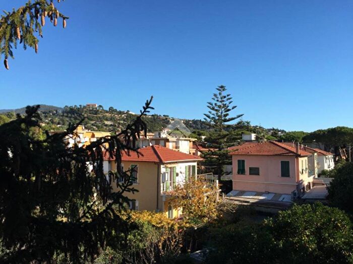 Appartamento quadrilocale in vendita in Via chiavari, Piani di Borghetto Ospedale, Bordighera