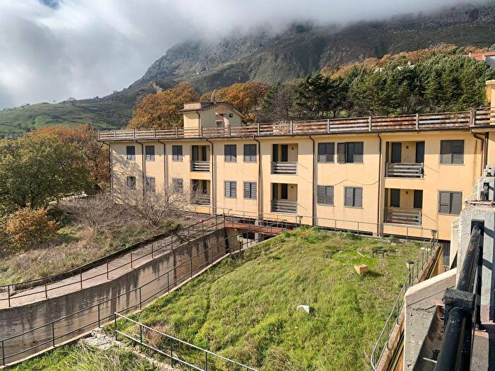 Casa con 6 locali in vendita in Piana degli Albanesi