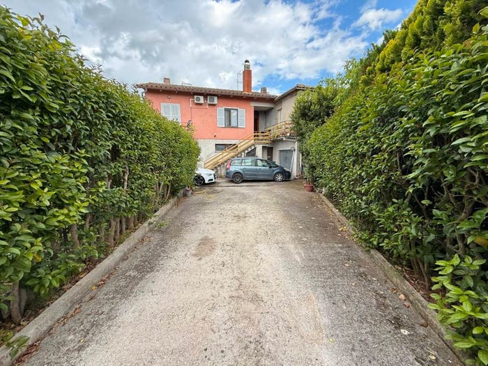 Casa con 6 locali in vendita in Strada Santa Maria della Pretella, Narni