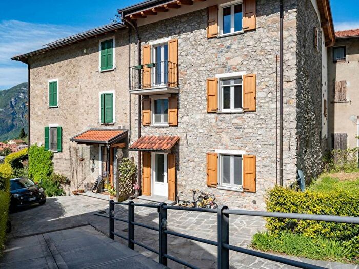 Casa quadrilocale in vendita in Contrada di Sonvico, Centro, Mandello del Lario