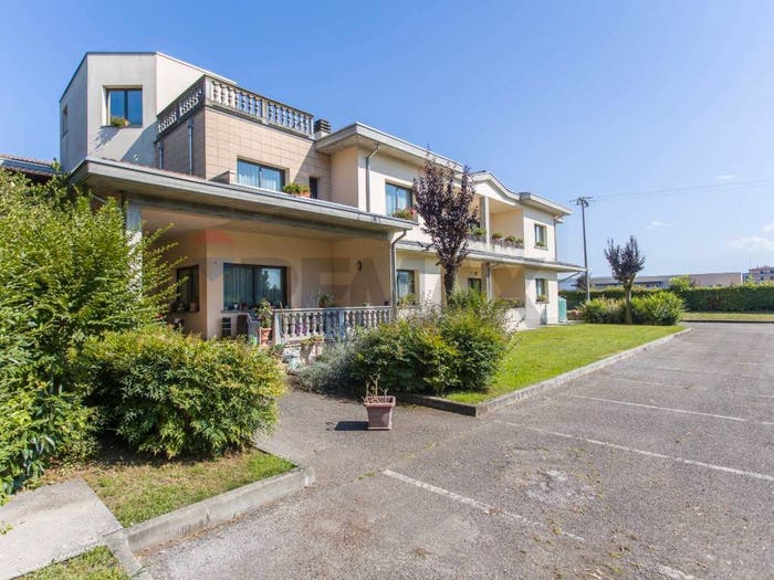 Casa con 6 locali in vendita in Via Langhirano, Langhirano