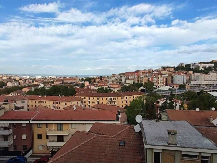 Appartamento quadrilocale in vendita in Via Corinaldo, Le Grazie, Ancona