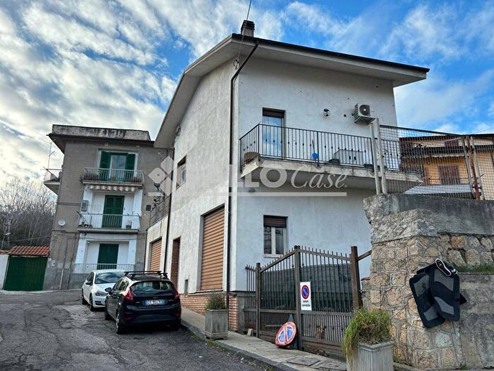 Casa con 6 locali in vendita in Via Gabriele e Guido Pizzuti, Acquedotto, Cosenza
