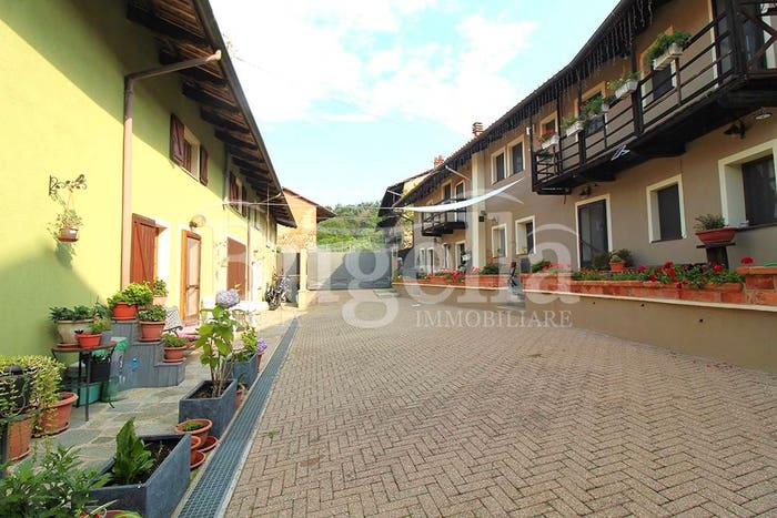 Casa con 6 locali in vendita in Magnano